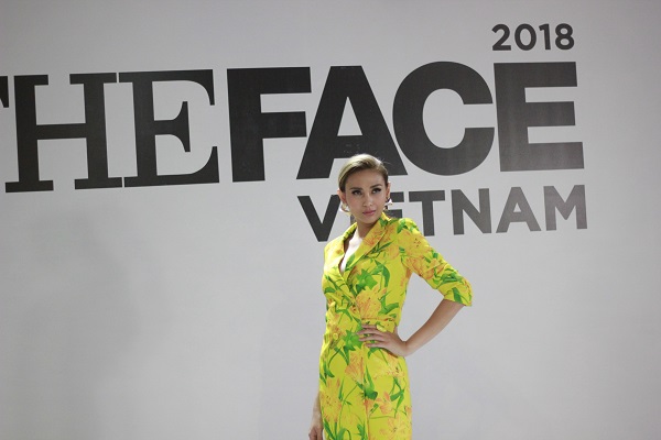 Bộ 3 HLV The Face đọ sắc trong trang phục họa tiết nhiệt đới rực rỡ